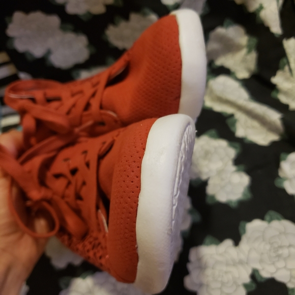 BEARPAW Rust Red/Orange Floral Cutout Sneakers - Picture 5 of 11